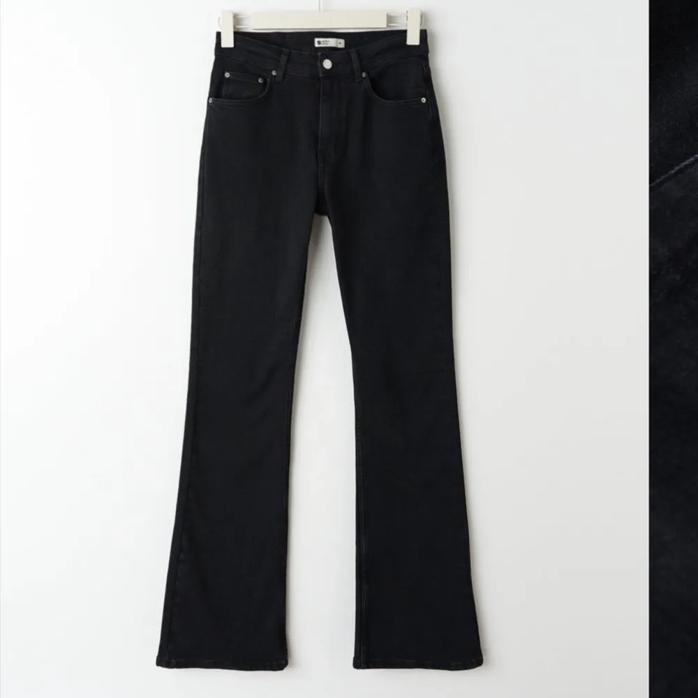 Säljer dessa jeans från Gina tricot som används bara några gånger. Har inga fel på den och ser bra ut. Nypris 500kr. Passar till petite. Jeans & Byxor.