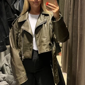 Skinnjacka ZARA - Olivgrön/ ”Kol” färgad skinnjacka från zara🩶🩶använd en gång