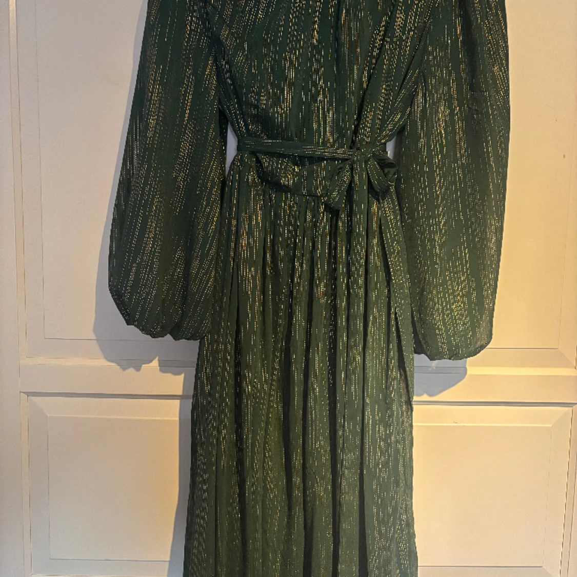 Grön klänning med guldskimrer  - 90