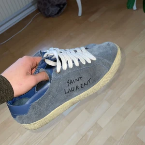 Saint laurent skor - Tjena! Säljer mina saint Laurent skor som är sjukt snygga och som passar till det mest faktiskt, skicket är 8/10 i mina ögon, nypris: 6500kr, mitt pris: 1800 kr. Tyvärr tillkommer inget og. Svarar snabbt så de är bara att skriva vid funderingar.