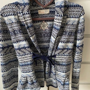 Odd Molly kofta - Blå Odd Molly-kofta med knyte där fram. Den är i nyskick och originalpriset ligger runt 1500. Sitter som xs-s, men är storlek 0