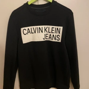 Calvin Klein Jeans Sweater - Storlek M Bra skick Se bild två för tvättråd och material.