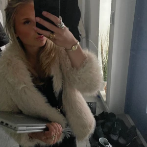 Päls Jack  - Säljer denna  Trekvarts armad  päls jacka. Använd fåtal ggr den är som nytt skik.