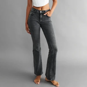 Skit snygga låg midjade jeans  - Säljer mina skit snygga lågmidjade jeans ifrån Gina tricot. I ny skicka. Använd fåtal gånger. Köpta för 500kr. Skulle inte säga att dom e lågmidjade utan mer mid waist.  