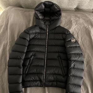 Colmar jacka - Säljer denna super snygga colmar jacka💕Då jag tyvärr inte använder den längre. Den är storlek 40 i italienska storlekar men skulle säga att den passar xs. Väldigt fint skick💕 Skriv för mer bilder! 