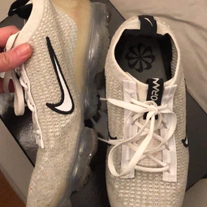 Vapormax, stl 39 - Använt enbart ett fåtal gånger och ser helt nya ut. 