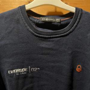 Marinblå Sail Racing Sweatshirt, denna sweatshirt är tillverkad i bomull och återvunnen polyester. Priset går att diskutera och tröjan har inga defekter.