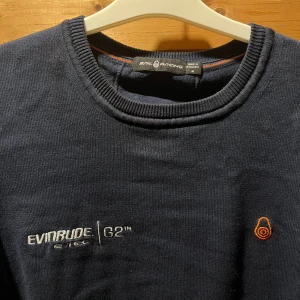 SAIL RACING sweatshirt  - Marinblå Sail Racing Sweatshirt, denna sweatshirt är tillverkad i bomull och återvunnen polyester. Priset går att diskutera och tröjan har inga defekter.