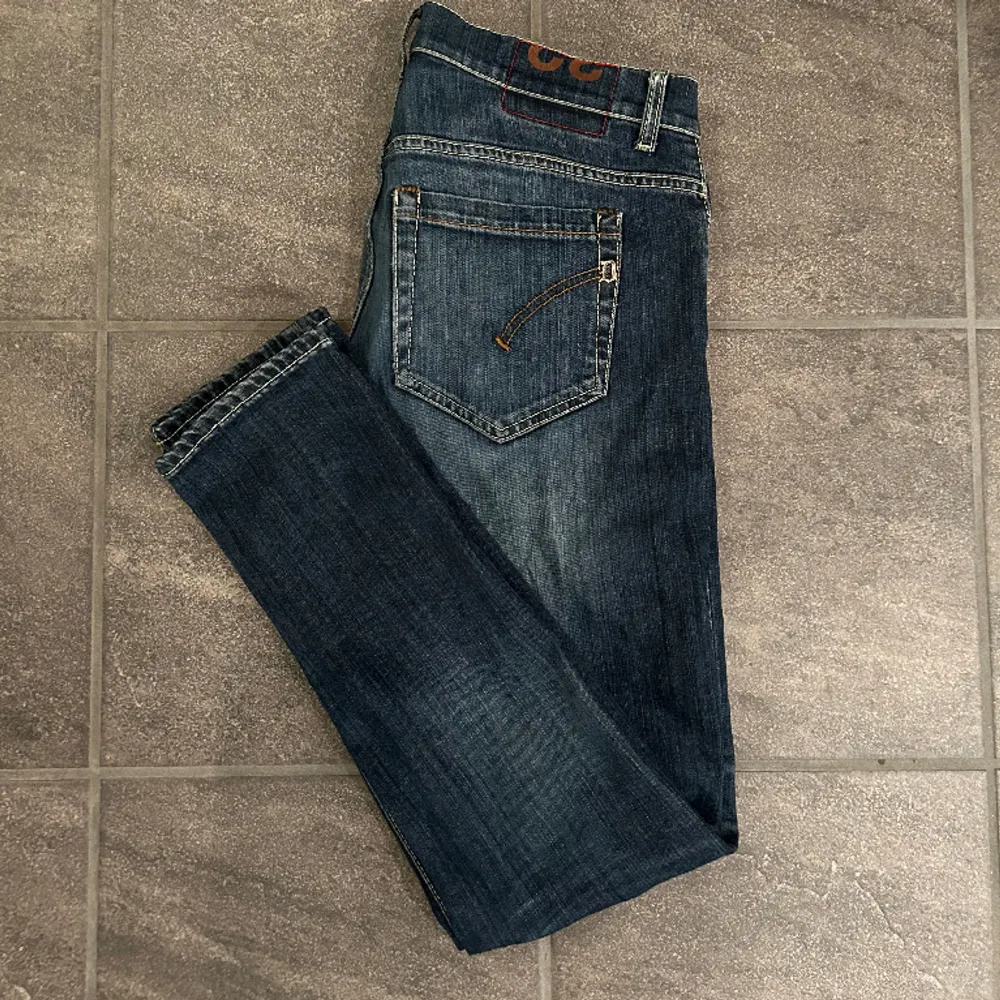 Tjena! säljer dessa sjukt snygga dondup jeansen i modellen george och i stl 32. Väldigt bra skick och vid minsta fundering är det bara o skriva🙌. Jeans & Byxor.