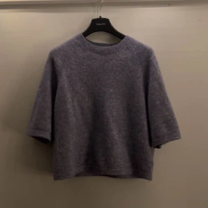 Trekvartsärmad stickad tröja  - Säljer denna superfina trekvartsärmade stickade tröjan från & other stories. Tröjan är i strl S och köptes i oktober men har knappt blivit använd vilket är därför den säljs. Den är i bra skick därav priset, vid snabbt köp kan ja sänka priset 🫶🏼