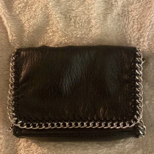 Tiamo väska  - Säljer min tiamo väska eftersom den inte kommer till användning💞 använd endast fåtal gånger så den är i bra skick💞 (lånade bilder) 