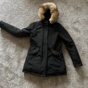 Woolrich vinterjacka str S - Svart jacka i mycket fint skick, mycket sparsamt använd. Str S 
