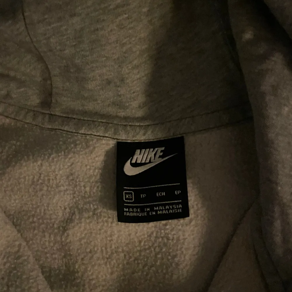 Säljer denna Nike zip hoodie som är i ett väldigt bra skick. Storlek xs men passar s också.. Hoodies.