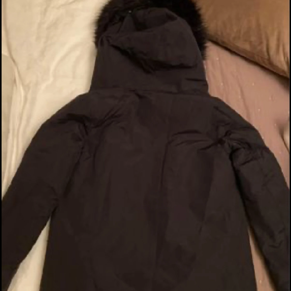 Svart jacka med luva  - 90