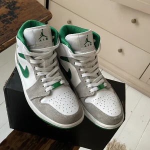 Nike Jordan 1 stl 42 - Säljer Nike Jordan 1 i färgen mid grey green, stl 42. Köpta 2022 men endast använda fåtal ggr. Mycket fint skick. Original kartong finns. 