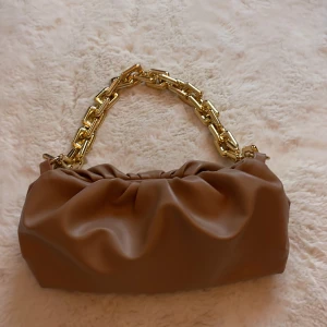 Väska med kedja  - Bra material 