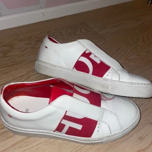 Hugo boss sneakers  - Futurism cut Hugo boss sneakers i st 37, kvitto finns.   Frakt inkluderas inte!!