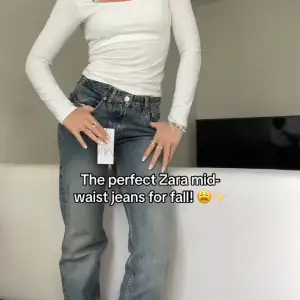 Säljer dessa riktigt snygga zara midwaist jeansen som sitter som en smäck! 1bilden är inte min men bara en liten visual hur de ser ut på! Hojta till för frågor✨ 