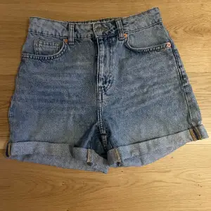 Jeansshorts från Mango. Köpta förra sommaren , kom aldrig i användning denna sommar. Därav säljer. Shortsen är använda fåtal gånger, nyskick.