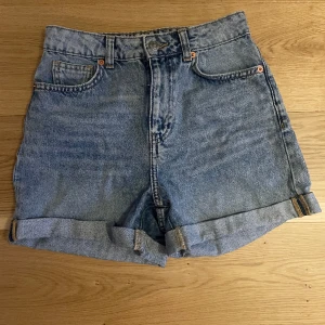 Jeansshorts - Jeansshorts från Mango. Köpta förra sommaren , kom aldrig i användning denna sommar. Därav säljer. Shortsen är använda fåtal gånger, nyskick.