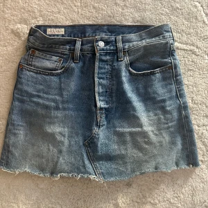Levi jeanskjol  - Superfin jeanskjol från Levis. Mycket bra skick o h är i storleken 27