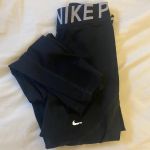 Träningsthigts  - Nike träningsthigts, köpt för flera år sedan och väl använda, loggan är exempelvis nästan borta 