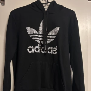 adidas hoodie - väldigt coolt tryck, står ingen storlek men skulle säga xs/s💙💙