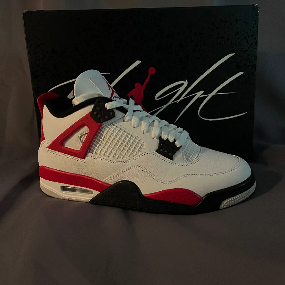 Däljer dessa assfeta nya Jordan 4s red cement. Köpta på Nikes hemsida. Kvitto finns‼️. Skor.