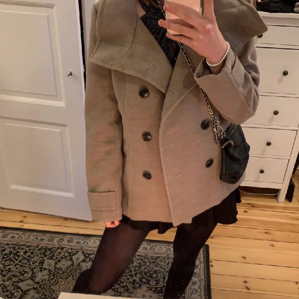 Beige kort kappa, gammal modell från hm. (Lånad bild, kom privat för fler bilder). Jackor.