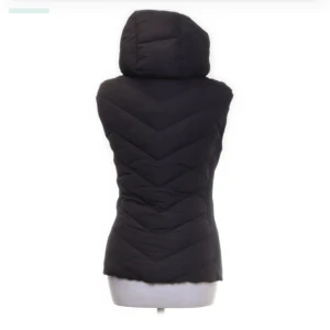 Zara väst - Hej💕 Jag säljer med Zara väst, använd fåtal gånger, är i bra skick, skeov privat döe fler bilder på💕pris kan diskuteras!!