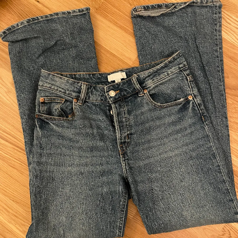 Basic snygga hm jeans i storlek 38. Skulle säga midwasted, bara testade då jag tycker de är lite för basic jämfört med mina andra jeans så de har bara inte kommit riktigt till användning. Fint skick. Kan mötas upp eller skicka, står inte för postens slarv. Jeans & Byxor.