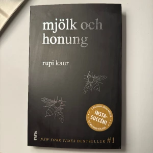 Diktbok  - Populär dikt bok ”milk and honey” översatt på svenska skriven av Rupi Kaur. Super söt bok full med fina dikter 💗💗🥰