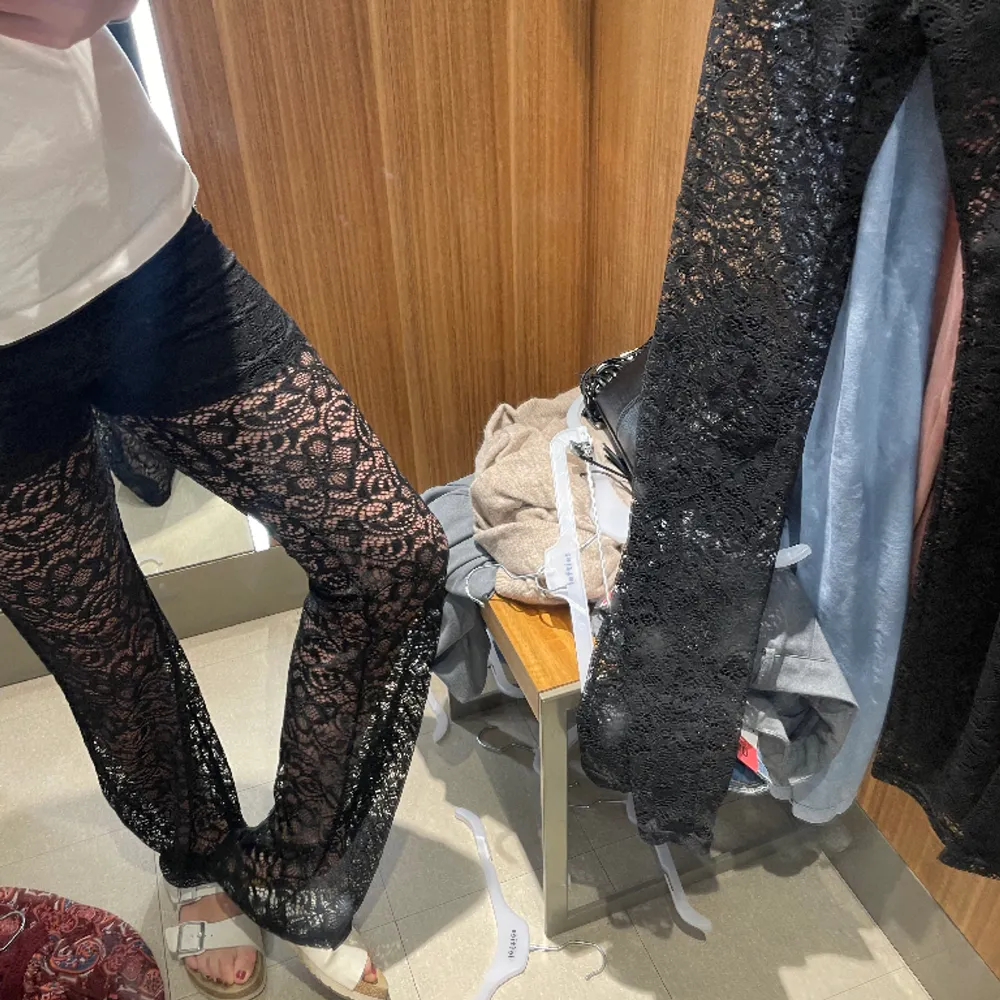 Intresse koll på mina superfina nät byxor, helt nya och i topp skick har ett par i storlek M. Kontakta mig vid intresse❤️ inbyggda shorts . Jeans & Byxor.