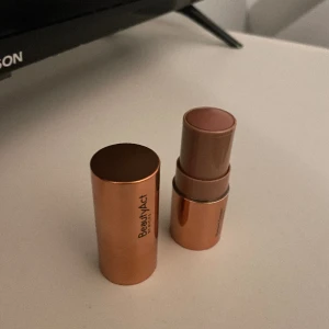 Beauty att bronzer stick - Helt ny! Råkat få dubbelt men älskar min andra, blendar ut jättefint och färgen är såå fin! 