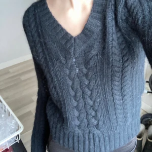 Stickad tröja - Jättefin svart polo stickad tröja med v-ring köpt i Italien från märket Benino! Skön och håller värmen💗❄️
