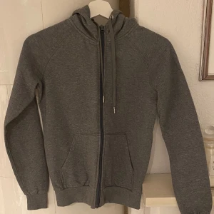 Peak performance zip hoodie - Bra skick. Knappt använd munkjacka.