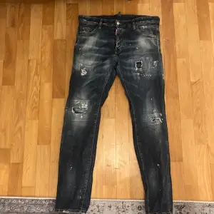 Säljer mina gamla dsquared jeans dom köptes på nk i Göteborg från nått år sedan 
