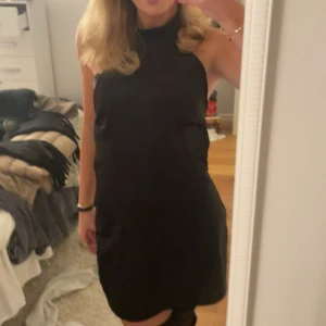 Svart klänning  - Super snygg halterneck klänning med öppen rygg! Använd en gång. Perfekt till den som fortfarande letar nyårs klänning✨💗💞 storlek xs men passar mig som normalt har s💘