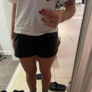 Snygga skinnshorts från Zara. Köparen står för frakten 💝