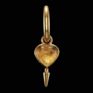 Säljer min lillasysters örhänge i guld från Maria Nilsdotter!❤️ Modellen heter Single love earring! örhänget med denna sten är slutsåld och går inte att köpa längre!!💘😇 Pris går att diskuteras vid snabb affär!