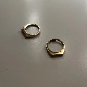 Ring  - Två super fina fingrar från pilgrim🫶🏼är ringar du kan reglera storleken på så gör det lättare att passa alla! Super fina knappt använda! 