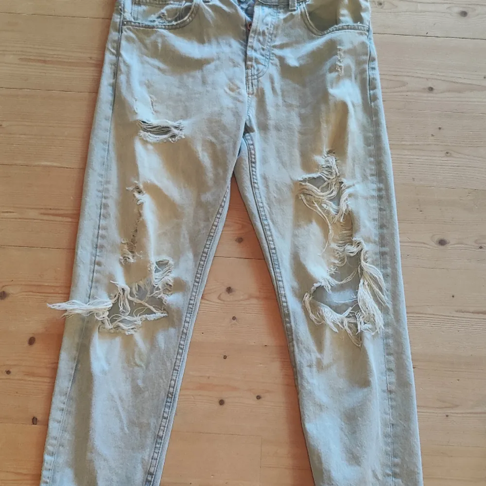 Jeans från Zara i sliten Modell, i gott skick, hålen är där dom ska vara enligt modell. Storlek euro 38. Jeans & Byxor.