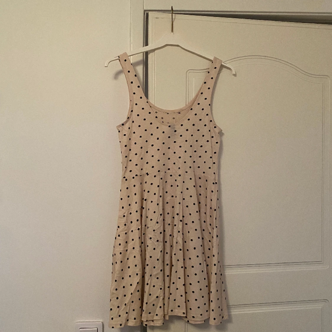 Prickig klänning från H&M