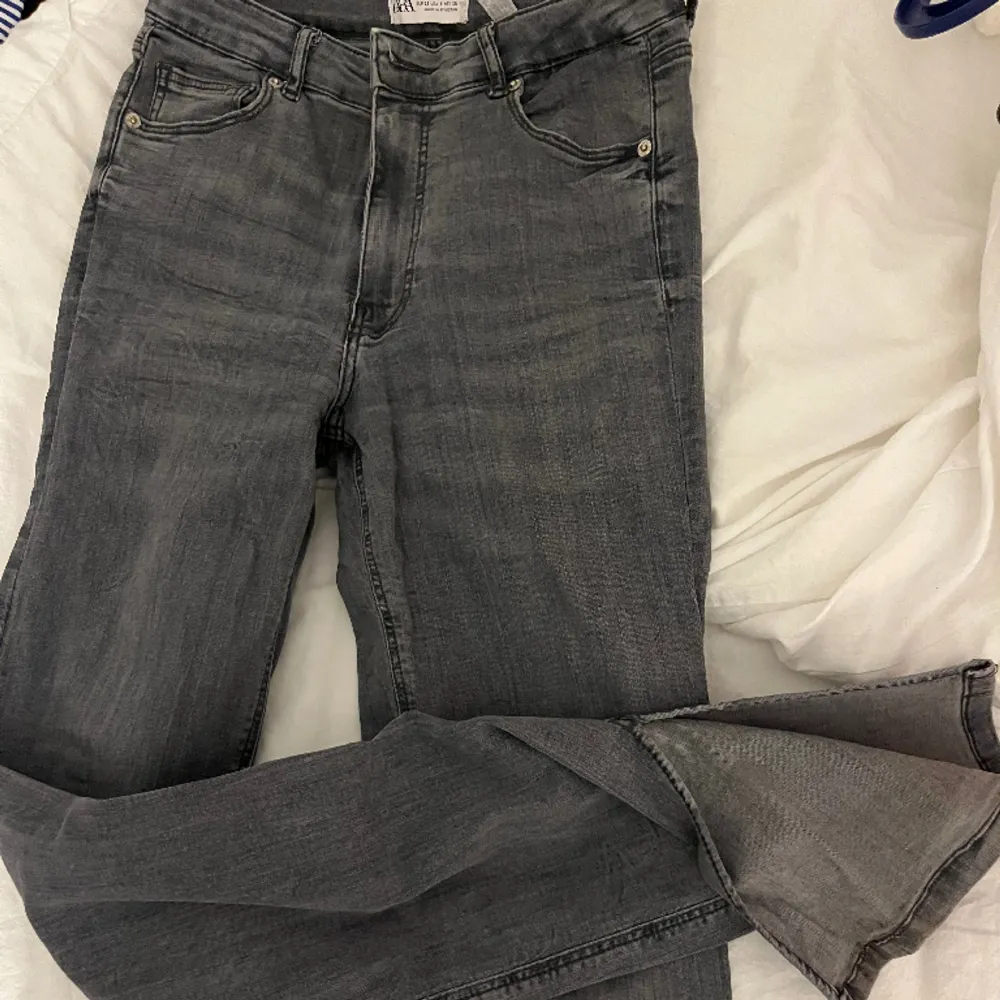 Jättefina gråa jeans med slits från Zara. Säljer dessa då de inte har kommit till användning. Skriv vid frågor❤️. Jeans & Byxor.