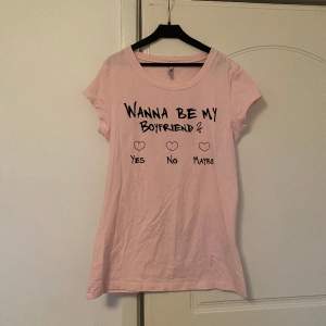 Fint ”Wanna be my boyfriend” T-shirt från fishbone, New Yorker. Fin ljusrosa färg.