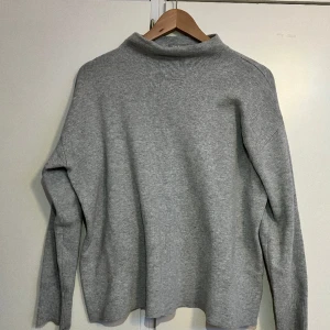 Tröja - Gråa stickad tröja i jättefin skick