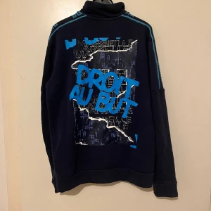 Puma Olympique Marseille Zip Kofta - Olympique de Marseille zip kofta (mörkblå) med tryck på ryggen, storlek S. Hel och fläckfri. Säljes pga att den numera är för liten för mig. Beställd för runt 800kr på Zalando ca 2 år sen.