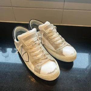 Philippe model skor - Säljer mina sjukt snygga och trendiga Philippe model skor som knappt är använda. Skorna är i nyskick i storlek 42. Hör av er ifall du har någon fråga!