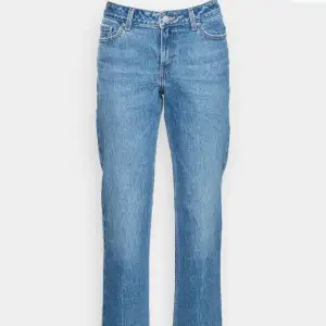 Levis jeans i modellen low pitch straight i storlek 28 💙Passar perfekt för min längd som är 161. Är i oanvänd skick! Pris kan diskuteras🥰