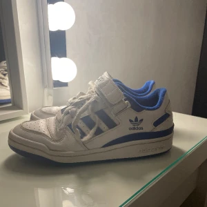 Adidas forum low - Säljer dessa skor som jag inte längre använder, använda men fortfarande superbra skick, köpta för 1200 💕